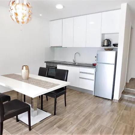 Maja Apartament *