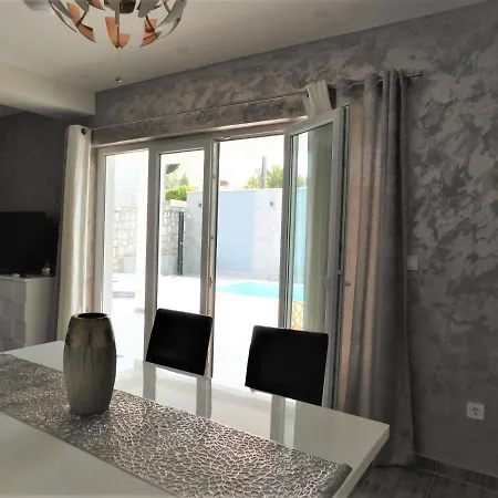Maja Apartament *